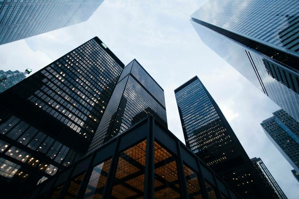 Pamje e ndërtesave moderne financiare dhe bankare në Prishtinë