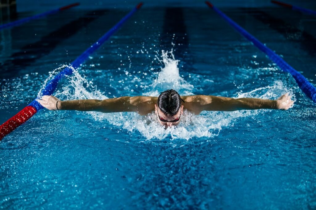 Prishtina Swimming Championships: New National Records and the Rising Generation of Athletes Notari në momentin e nisjes së garës për 100 metra stil i lirë