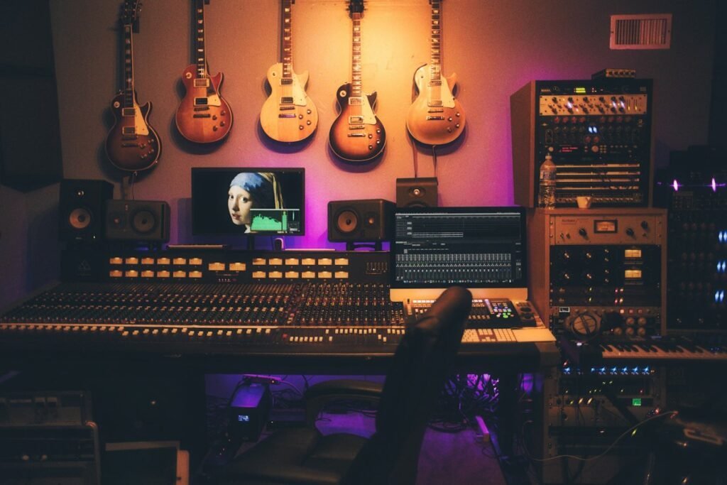 Albanian Pop and Electronic Music: The Cultural Phenomenon Dominating Global Charts Studio profesionale muzikore me mikser dhe monitorë