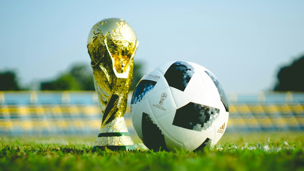 Pu00ebrfaqu00ebsuesja e Kosovu00ebs Dardanu00ebt: Tifozu00ebt Dardanu00ebt duke hapur flamurin gjigant tu00eb Kosovu00ebs nu00eb tribunu00eb