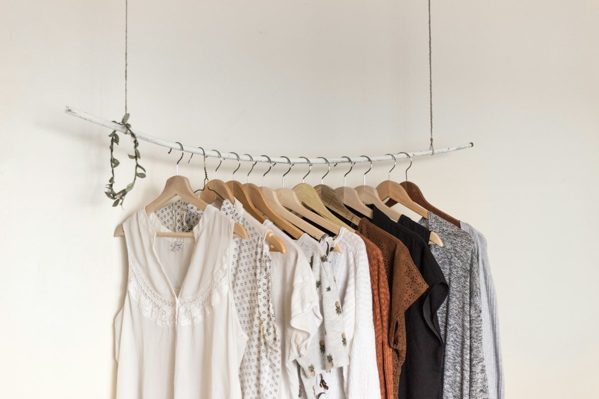 Dizajni i Modu00ebs: Koleksion veshjesh elegante tu00eb ekspozuara nu00eb butik luksoz nu00eb Prishtinu00eb