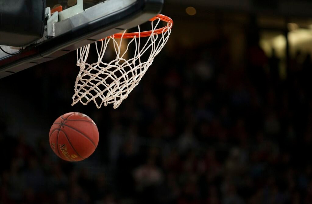 Basketball in Kosovo: Unrivaled Arena Atmospheres and Historic Club Rivalries Ndeshje basketbolli me intensitet të lartë në palestër