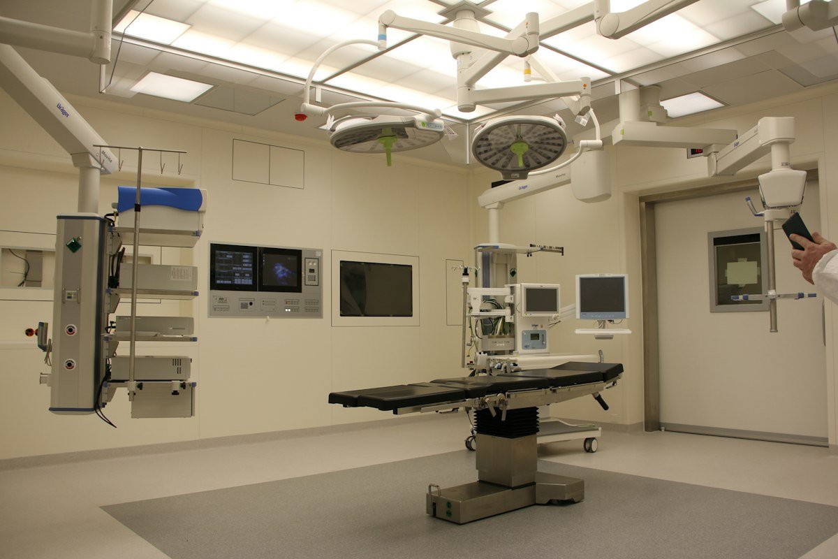 Laborant\u00eb duke analizuar mostrat n\u00eb laboratorin modern t\u00eb diagnostik\u00ebs mjek\u00ebsore