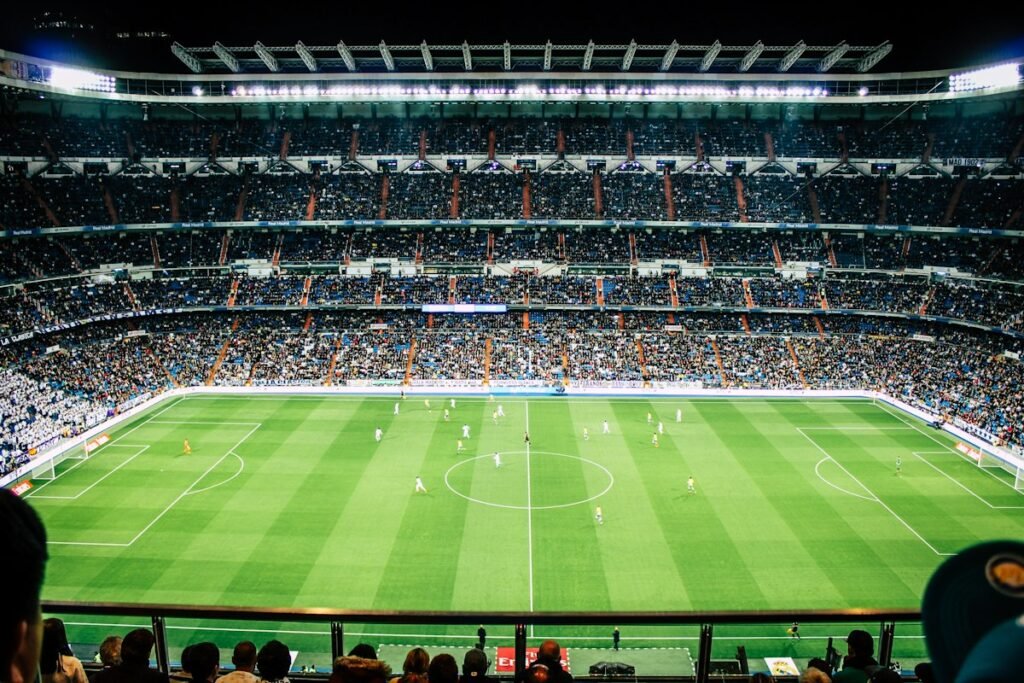 Stadium futbolli me drita ndriçuese në ndeshje të madhe
