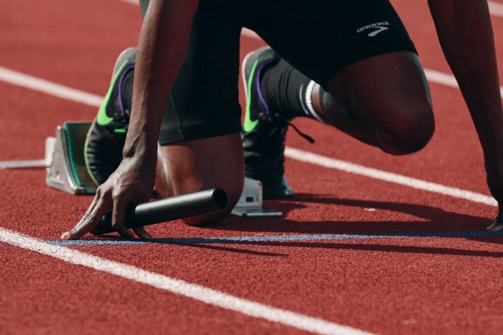 Grassroots Athletics and Youth Development: Nurturing the Next Generation of Track and Field Athletes Pistë profesionale e atletikës me vija të kuqe